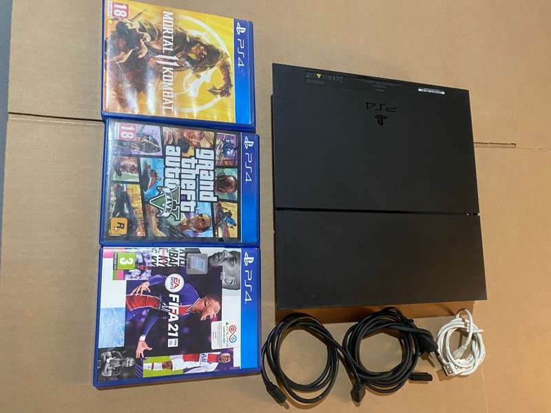 BOXED PS4 PRO CONSOLE* 1TH HDD*MODEL:CUH-1216B*3 GAMES *2 SONY CONTROLLERS*GOOD CONDITION